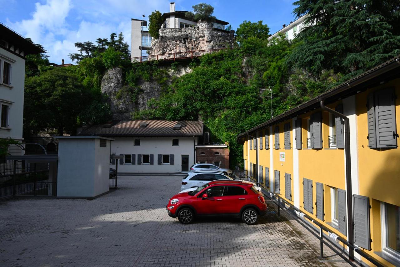 CityU Grazioli 27 Appartamento Trento Città - 2 stanze con 2 parcheggi privati gratuiti - B&B