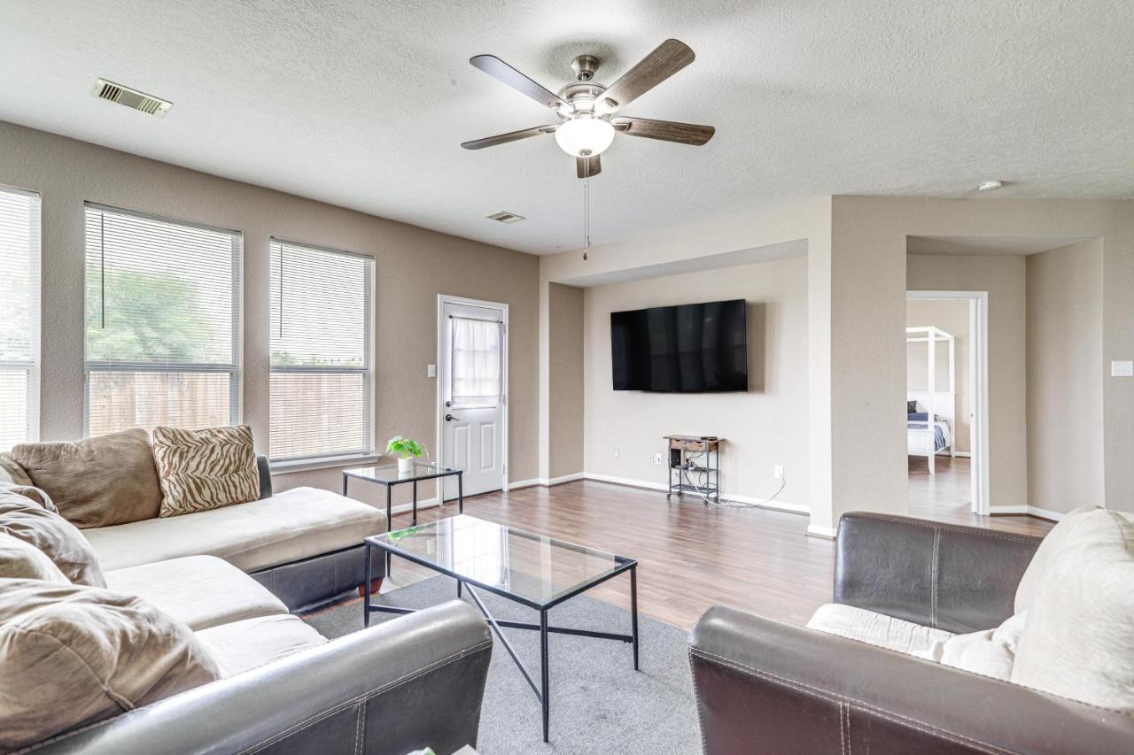 Spacious Houston Home with Pool Access, Fenced Yard! - B&B