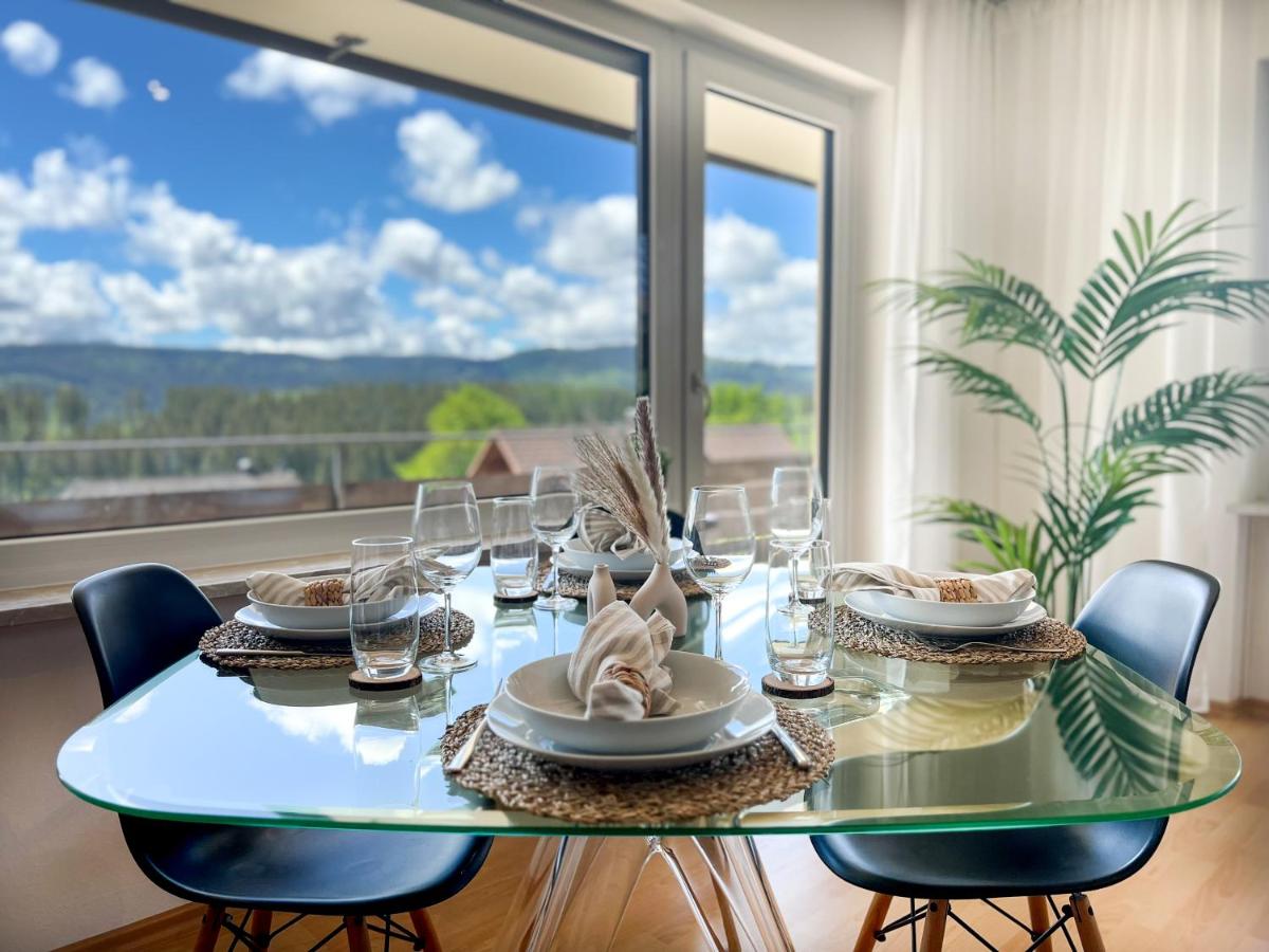 Panoramablick mit Schwimmbad und Sauna - Ferienwohnung Lenzkirch