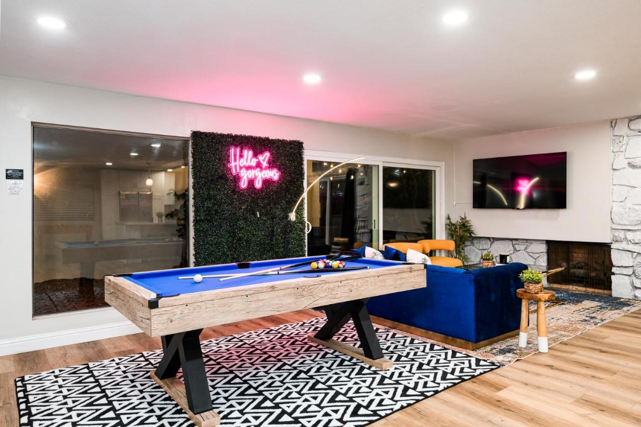 Resort Style Living with Pool, Arcade, Near Disney - Bed and Breakfast