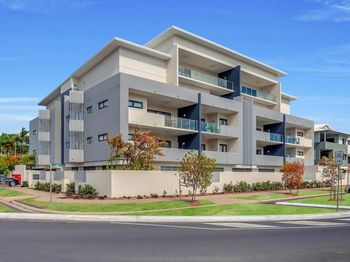 Coastal 2-Bed with Parking & Pool by the Ocean - B&B Cairns