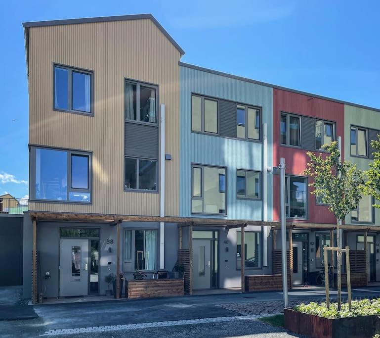 Modern 4 bedroom townhouse with garden and indoor car park - Chambres d'hôtes Trondheim