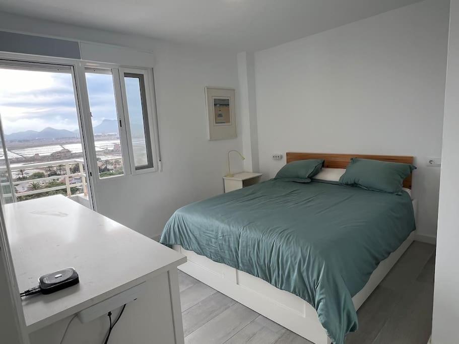 Appartamento con 2 Camere da Letto, Terrazza e Vista Mare