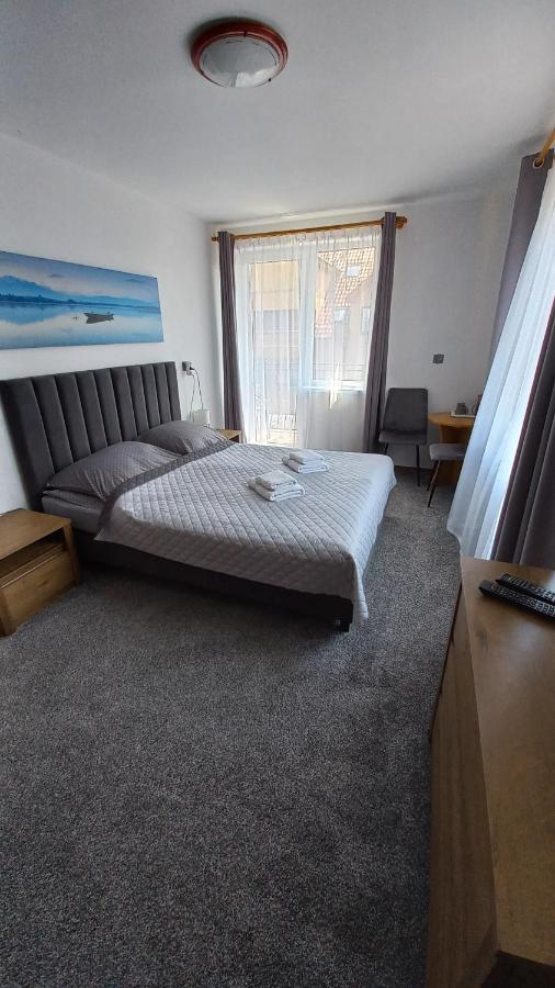 Habitación con cama grande y balcón