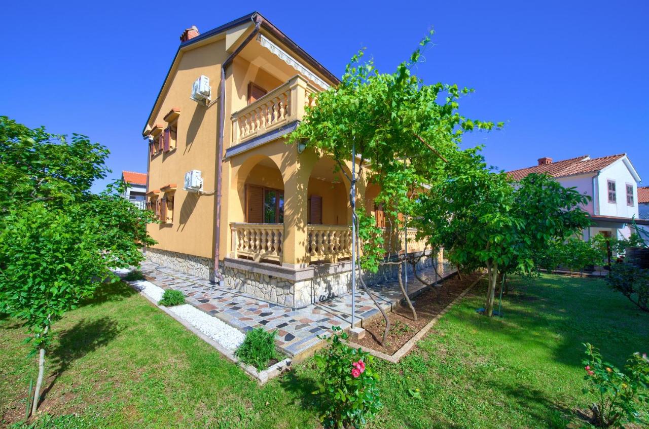 Apartment BAZINA - airconditioning, parking, 500m from the beach - B&B