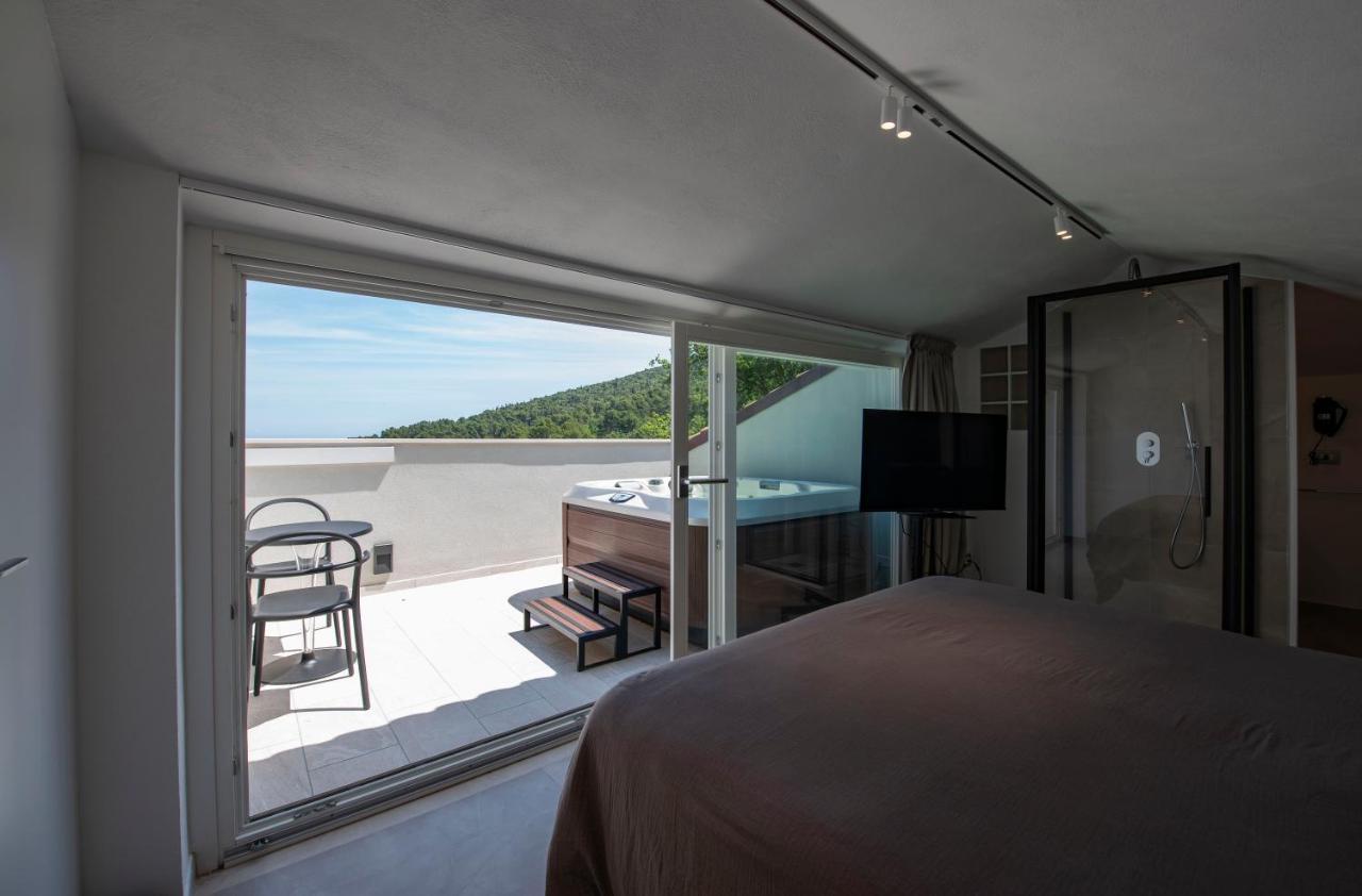 Queen Suite with Spa Bath