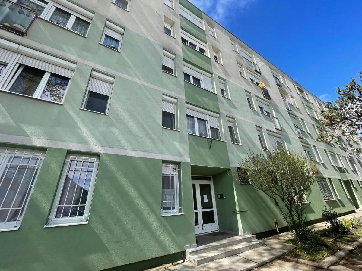 Grey Deluxe Apartman Kaposvár - Bed and Breakfast