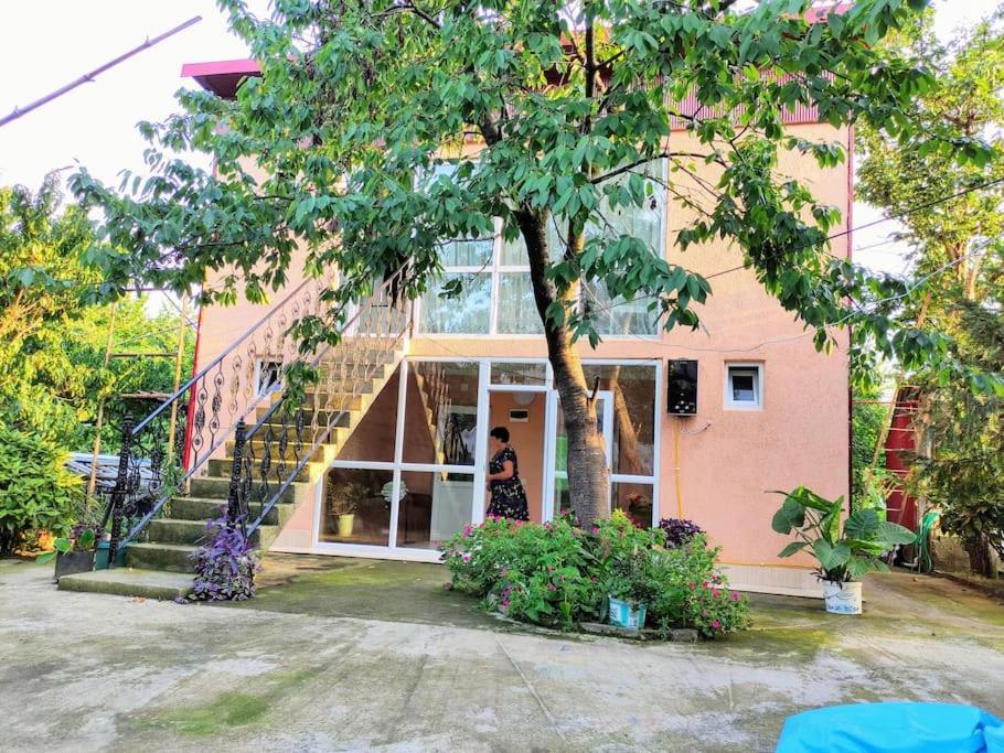 Двухэтажный дом Людмилы с тремя спальнями и кухней, в Чакви, в 300 метрах от моря - B&B Batumi