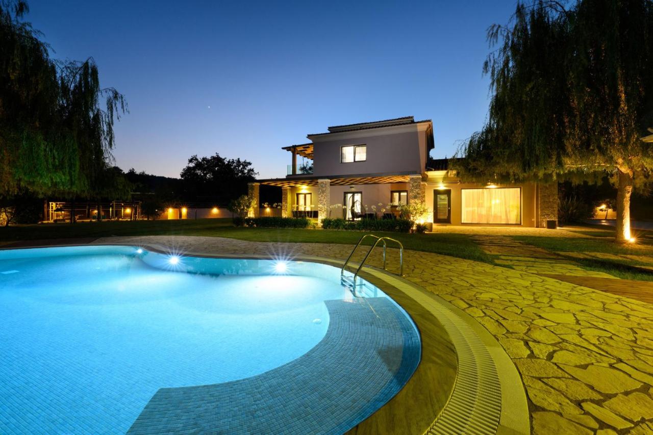 Villa Black White Dassia - B&B Dassia