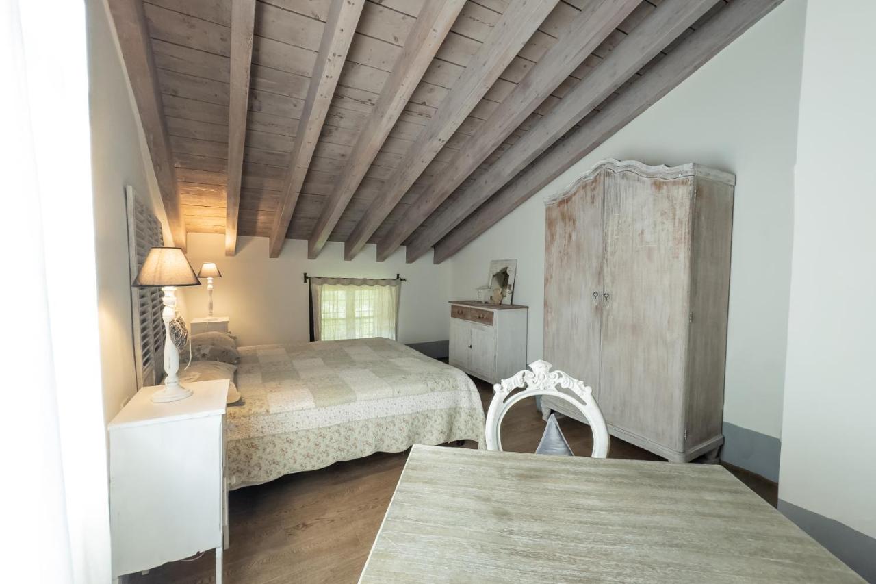 One-Bedroom Apartment with Lake View