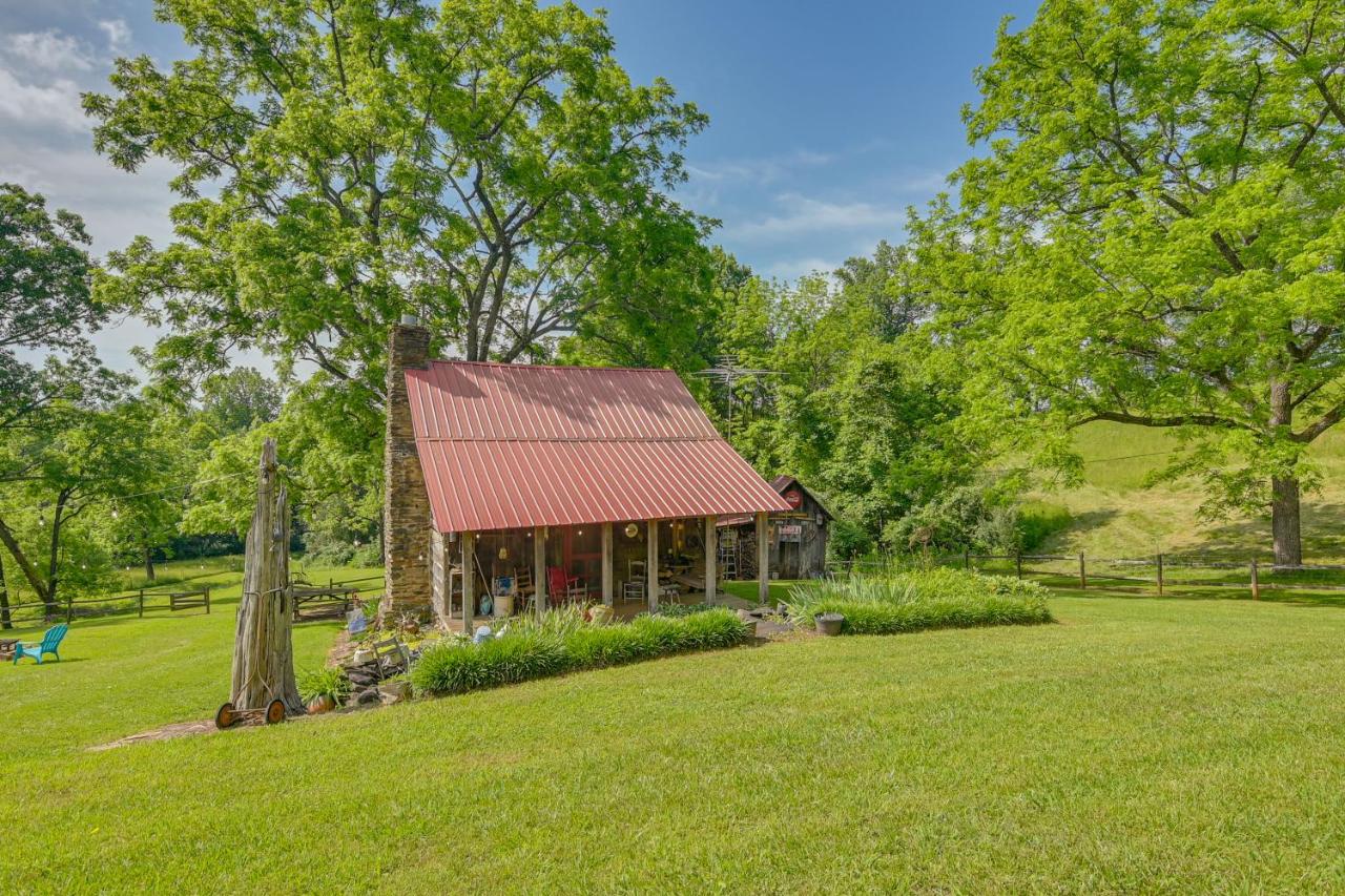 Ferrum Rustic Cabin in the Valley with Fire Pit - Bed and Breakfast