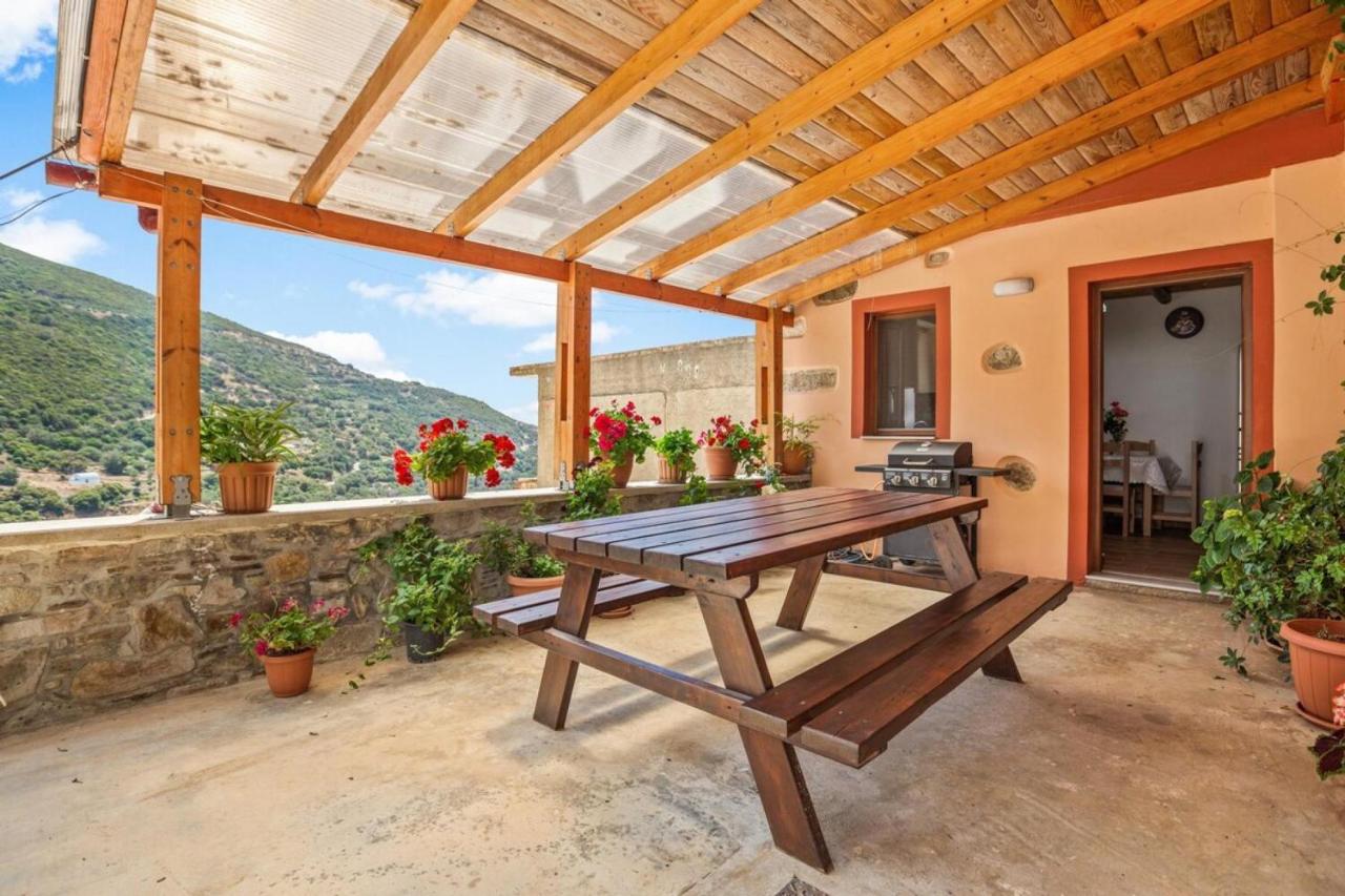 Maria's House with View in Kambos - Ferienwohnung