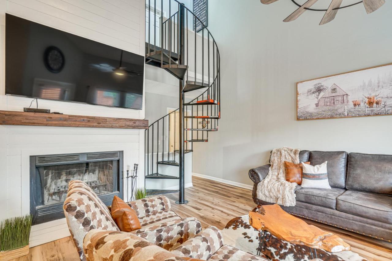 Downtown Gatlinburg Condo with Mountain-View Balcony - B&B