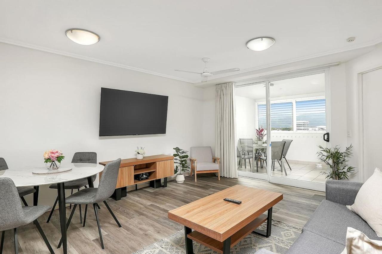 Cairns Skyline - Chic Seaside Stay with Rooftop Pool - B&B Cairns