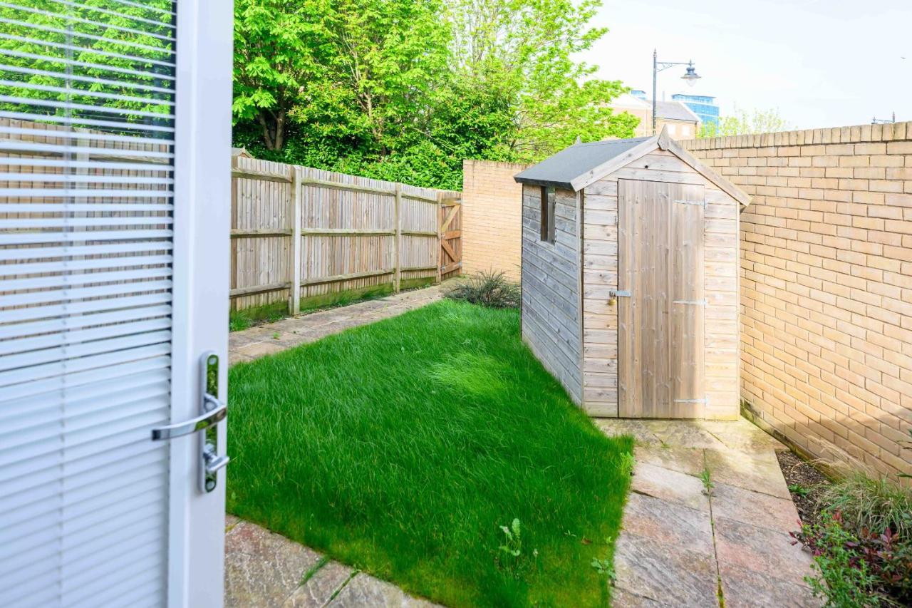 Cosy 5 Bedroom House With Parking - B&B Chatham