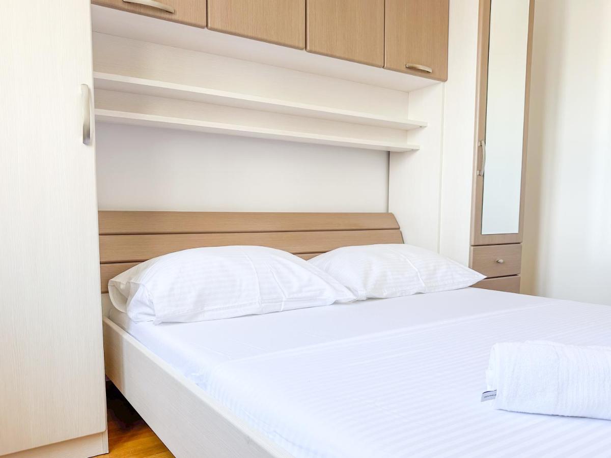 Deluxe One-Bedroom Apartment