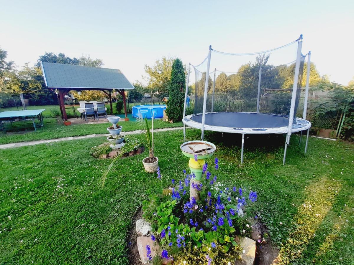 Livi Apartman merevfalú kerti medencével - B&B Fonyód