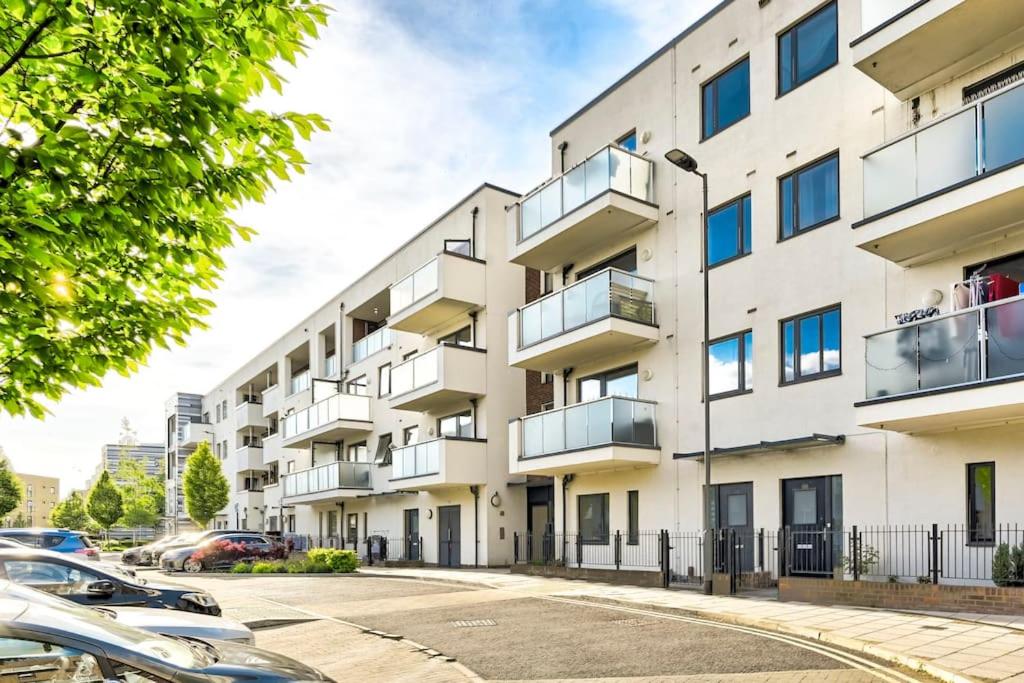 Spacious 5-bedroom modern apartment by Wembley - Ferienwohnung