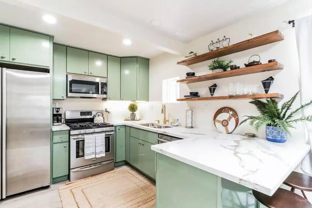 Cozy 2 bdrm Home in the Heart of SCV near Six Flags - B&B
