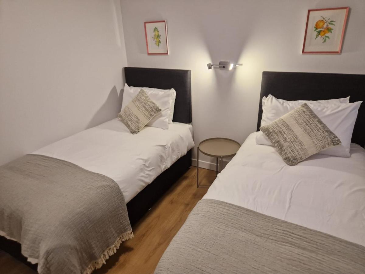 Tweepersoonskamer met 2 Aparte Bedden en Gedeelde Badkamer