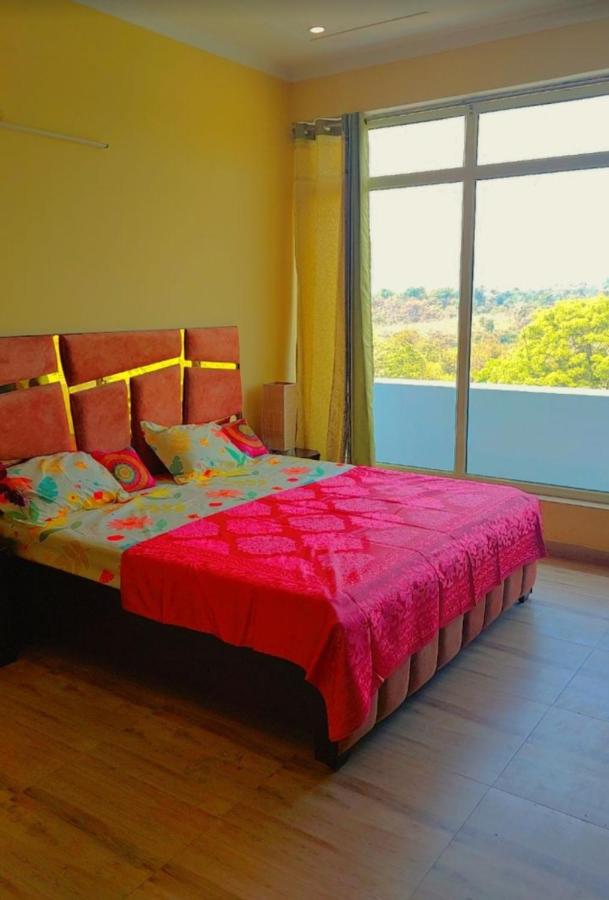 Serene Green View Malsi Homestay - B&B