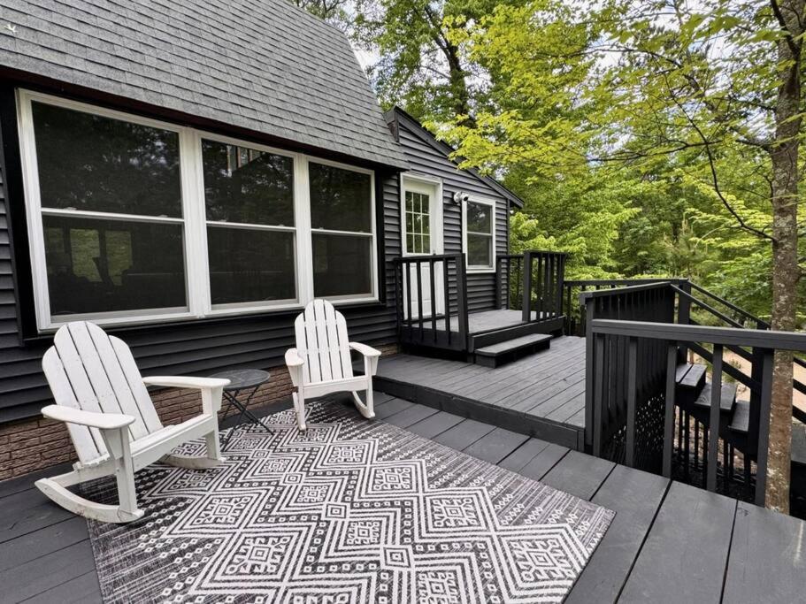 Stunning Private Chalet, 3 Queen beds on Trails! - Bed and Breakfast Webb Lake