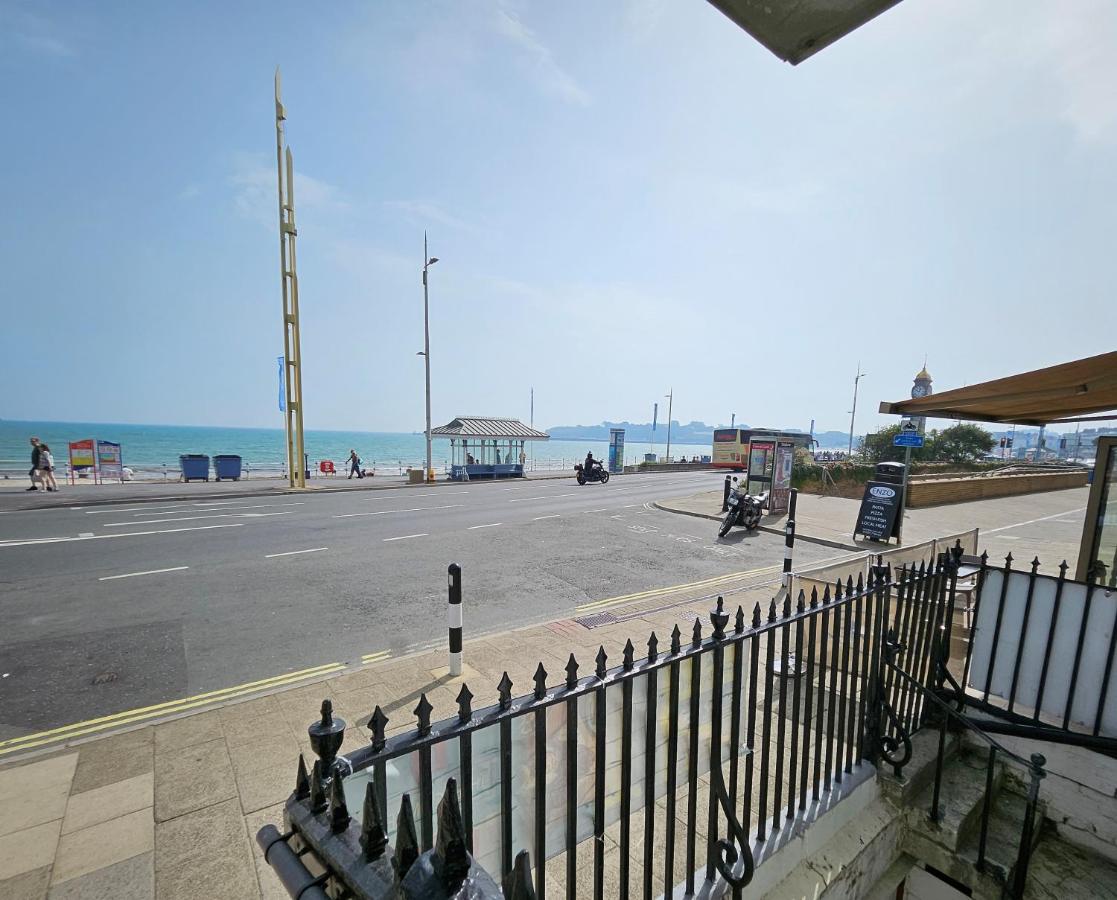 Spacious Seafront Apartment, Beach & Sea Views, Parking - Chambres d’hôtes