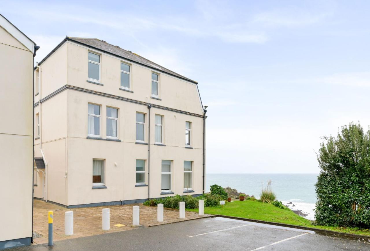 Journeys End with stunning Sea views from the Headland - B&B Coverack