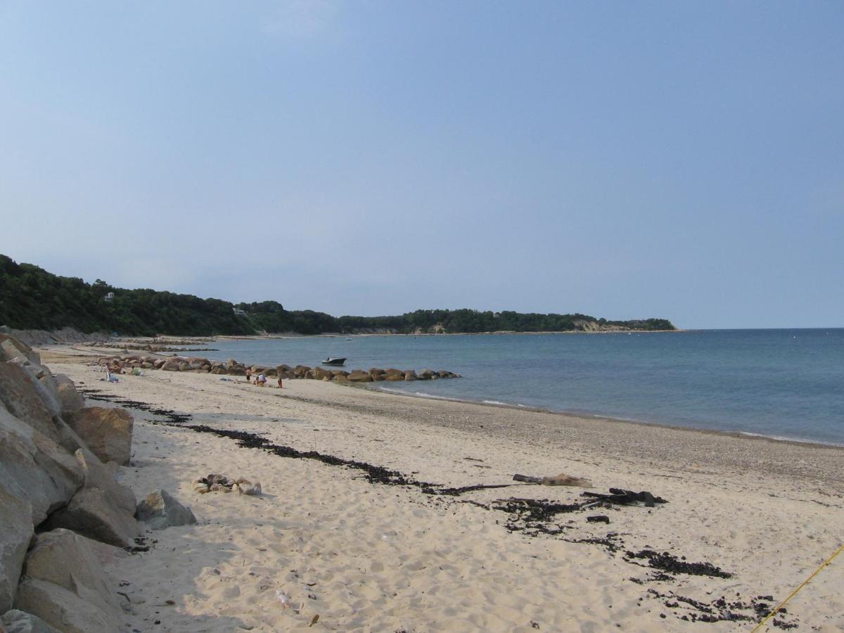 Quiet Beach Home, walk to beach access - B&B