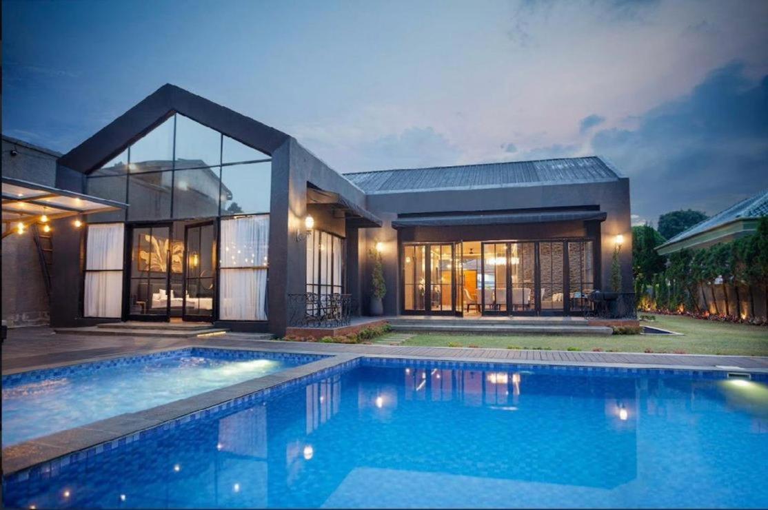 De Black Challet Villa - B&B Tegalbatu