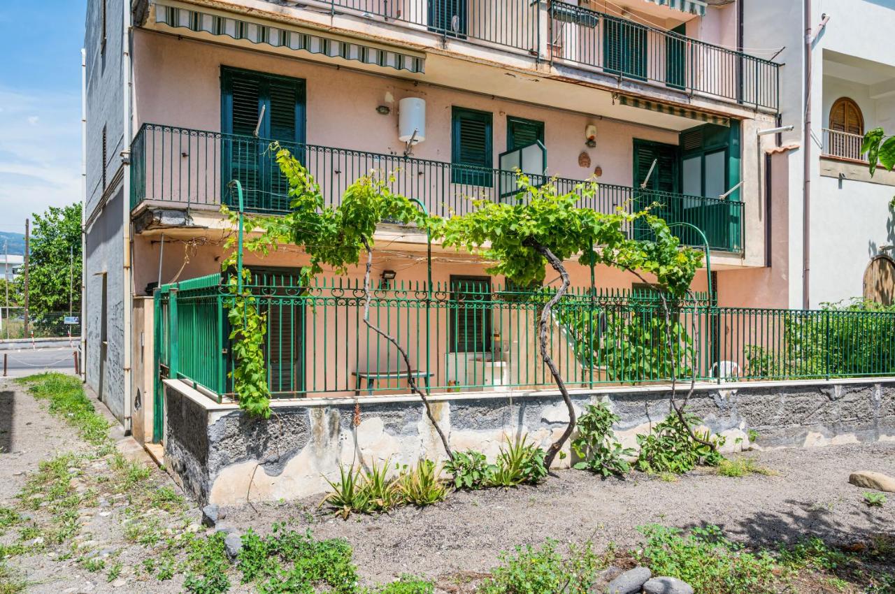 Sicily Beachside Apartment One Minute to the Shore - B&B Mascali