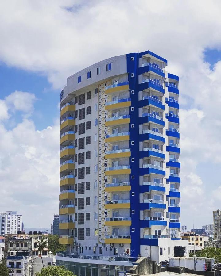 Angani Apartment, AC Installed, Ocean View & Rooftop Pool - Chambres d’hôtes