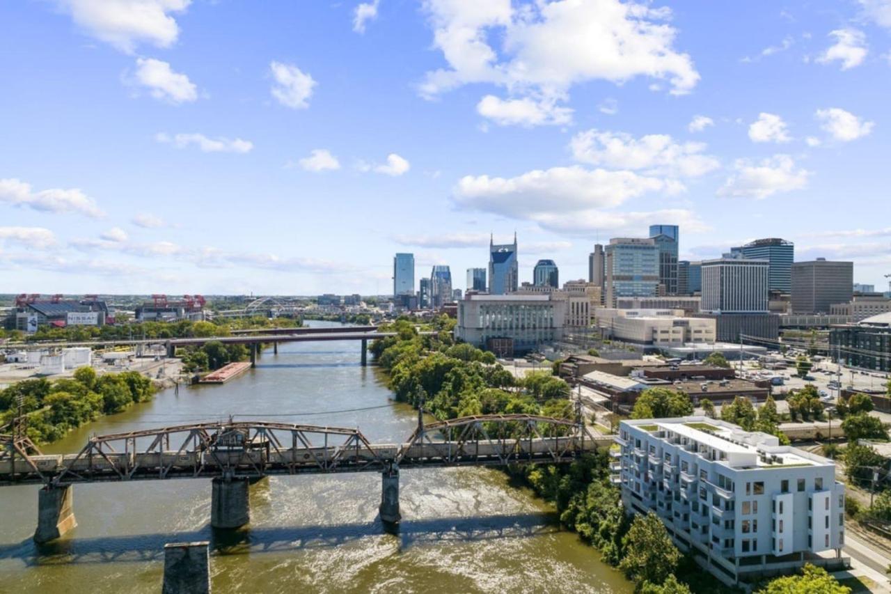 River View High-End Condo with Private Patio and FREE Parking - B&B