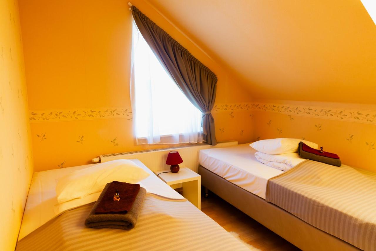 7 Standard Twin Room with Private Bathroom 