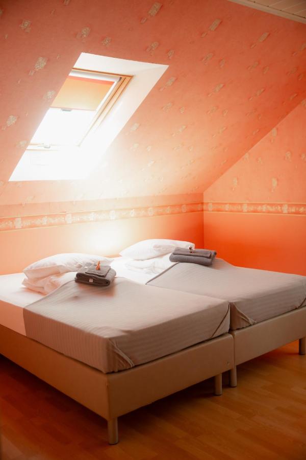 9 Standard Twin Room with Private Bathroom 