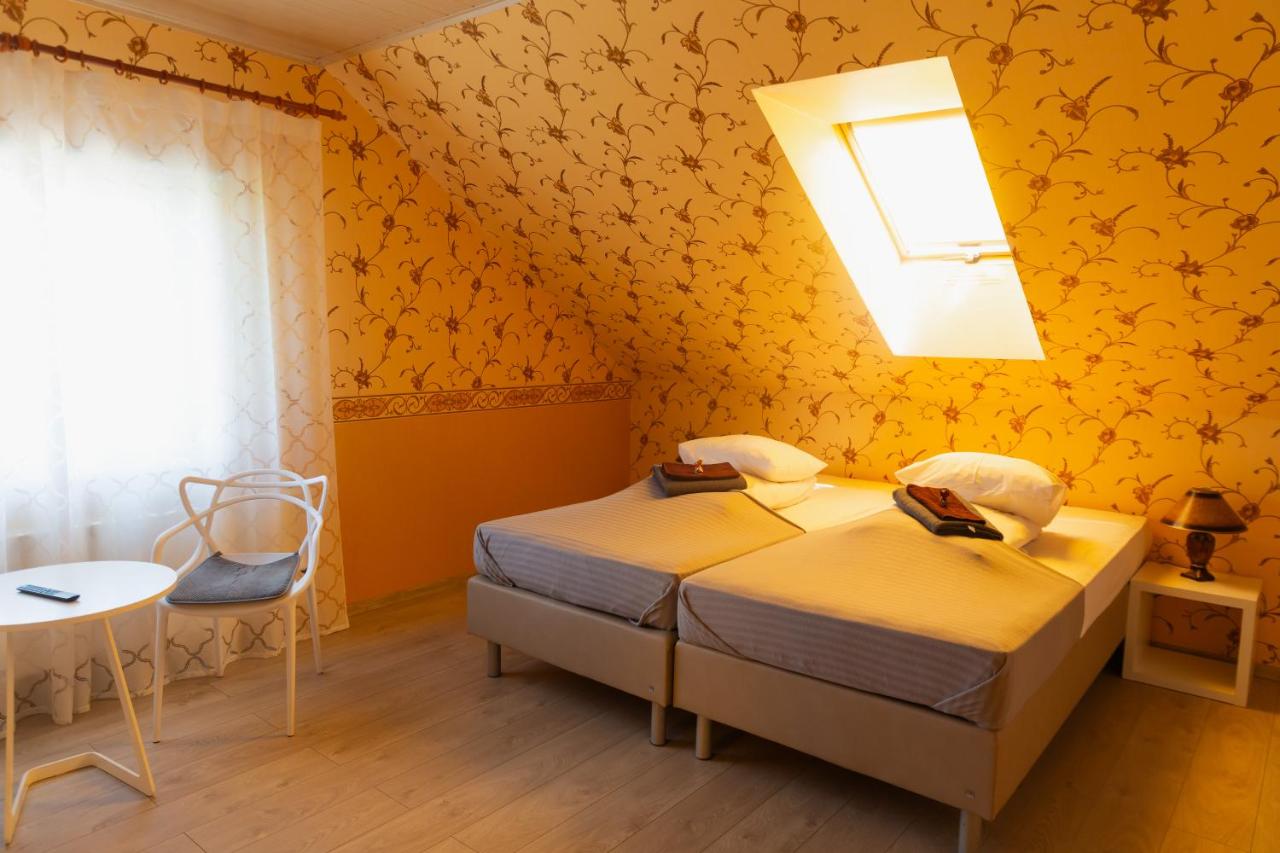10 Standard Twin Room with Private Bathroom