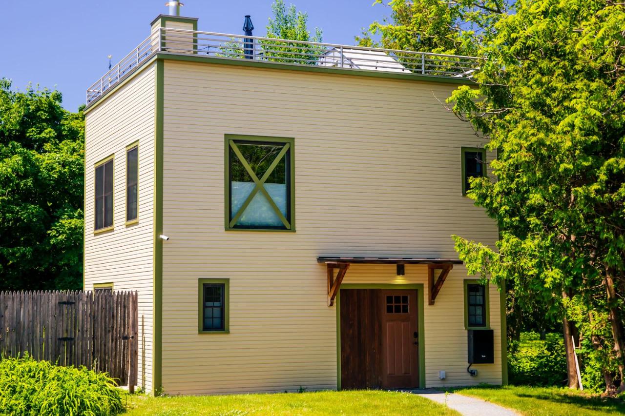 Dwntwn home, Prvt Rooftop and Soaking Tub! - Bed and Breakfast
