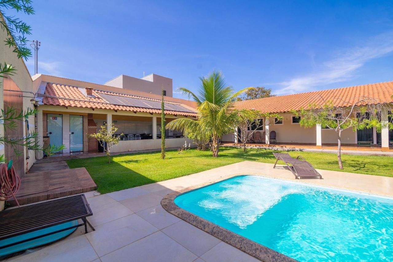 Casa com amplo espaço verde, 4 Suítes e Piscina - B&B