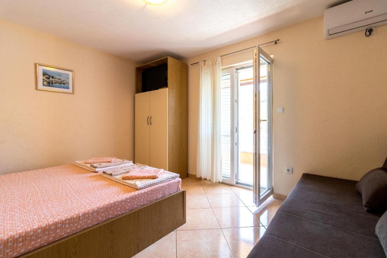 Studio Apartment with Balcony and Sea View