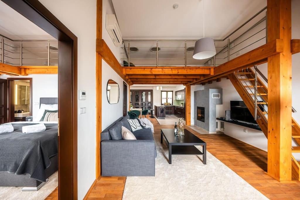 3BR 2,5Bath Luxurious BIG Family Penthouse & VIEWS - B&B Hradec Králové