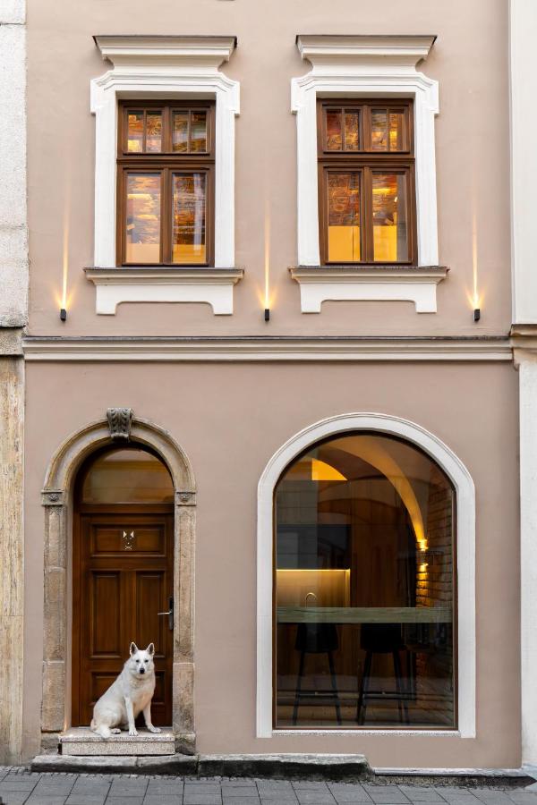 White Wolf Boutique Apartments - B&B