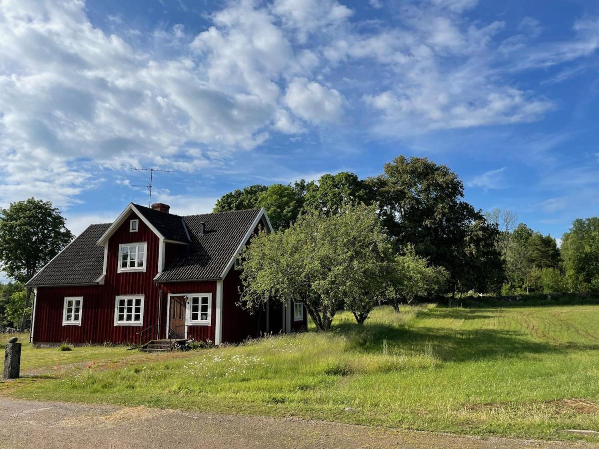 Calm and private country side property with own waterfront by large river - B&B
