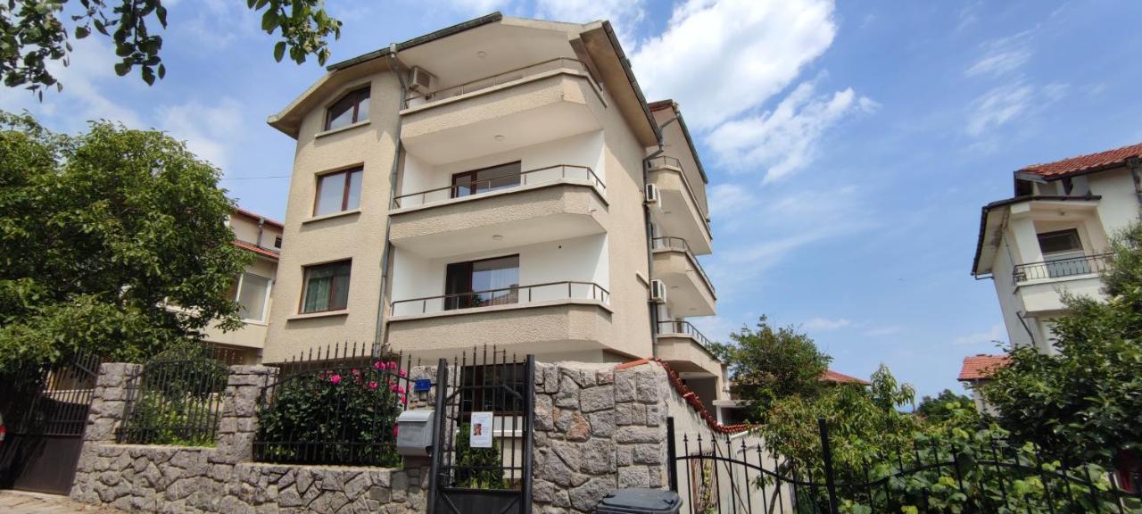 Yanevi Apartments - Ferienwohnung
