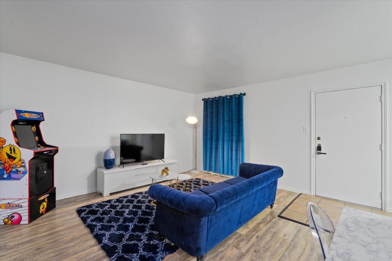 Mins to Downtown Luxury 2BR & Arcade - Bed and Breakfast Austin