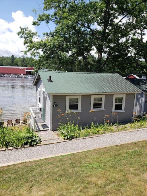 Lakefront Cottage on Beautiful Lake Winnipesaukee - B&B