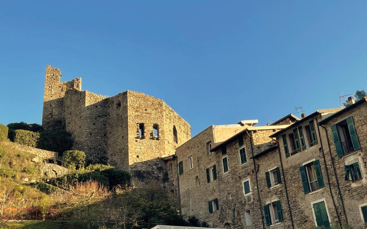 Principessa Grace Apartment Isolabona Italy Sleeps 3 - Chambres d’hôtes