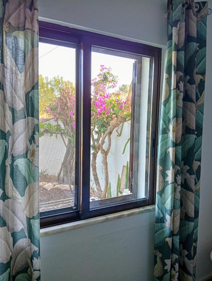 Tweepersoonskamer met 2 Aparte Bedden en Eigen Badkamer