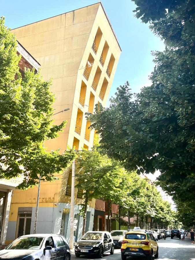 Elda Yellow Palace, Pazari i Ri Apartments - Bed and Breakfast Tirana