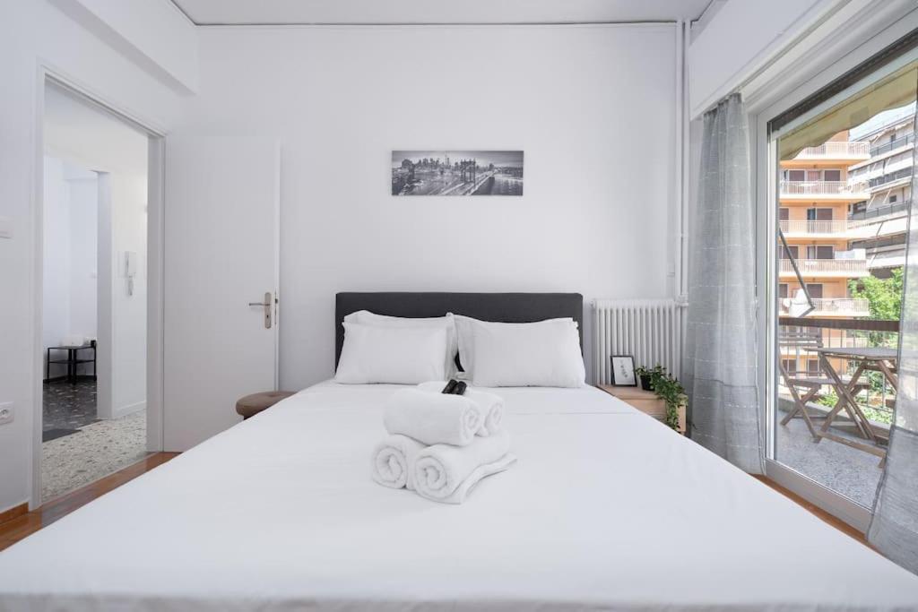 Sea Breeze 2 bedroom Apartment - 10 min walk to beach - B&B Athens