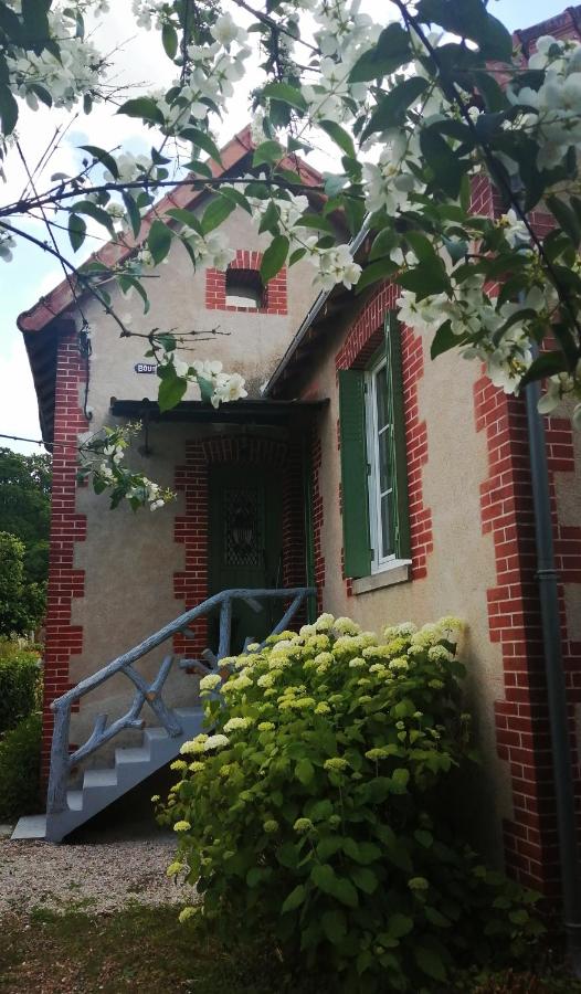Maison " Bouton d'or" au bord de l'eau, à 10 mn de Tours , meublé classé une étoile - Chambres d’hôtes